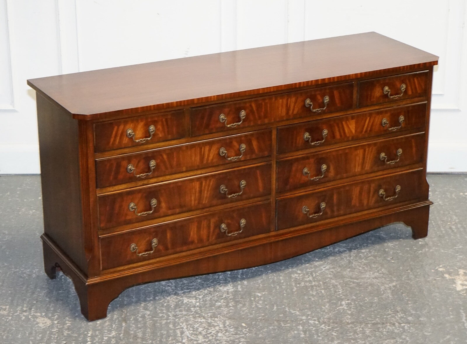 STUNNING VINTAGE BEVAN FUNNEL HARDWOOD SIDEBOARD BANK OF DRAWERS