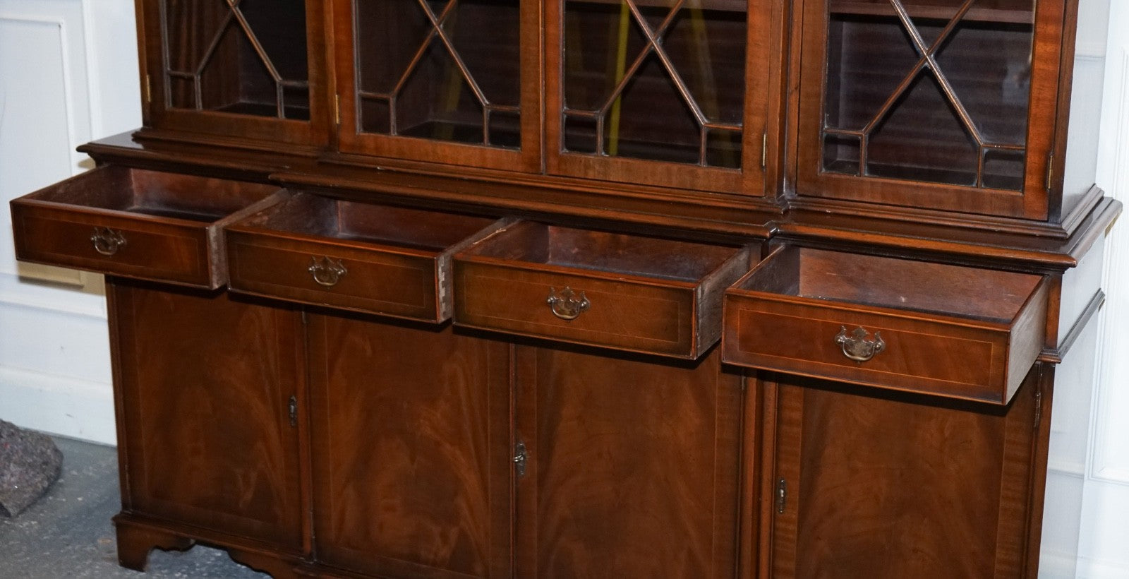 STUNNING GEORGIAN STYLE BREAKFRONT FOUR DOOR DISPLAY CABiNET BOOKCASE