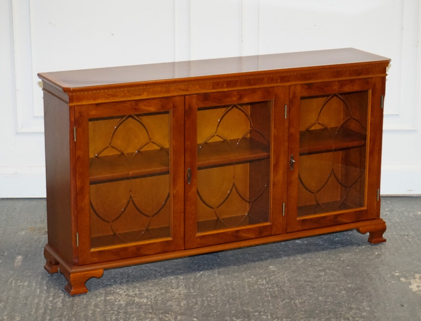VINTAGE YEW WOOD GLAZED BOOKCASE SIDEBOARD TRIPLE DOOR DISPLAY CABINET
