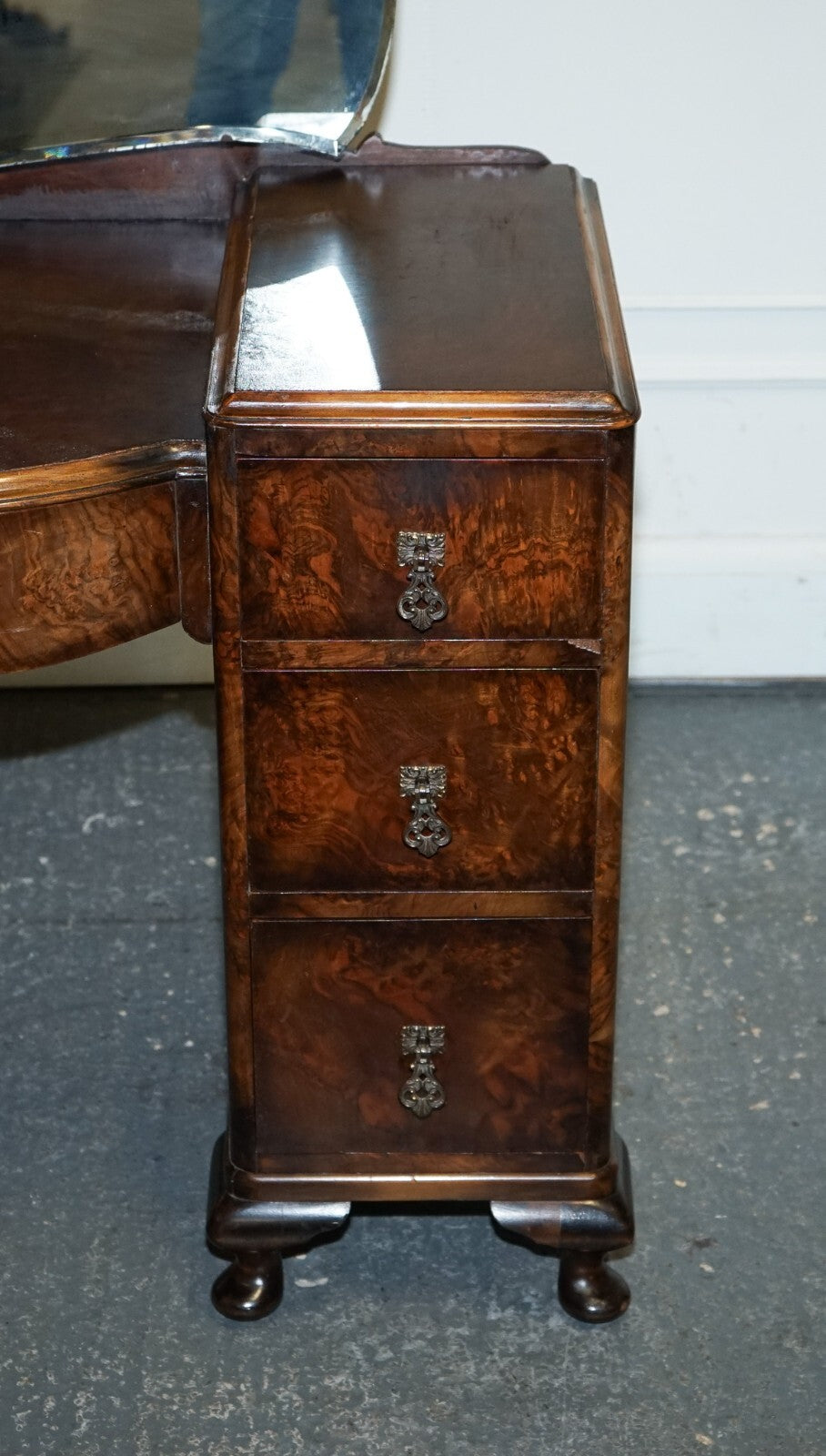 ANTIQUE 1920'S ART DECO BURR WALNUT DRESSING TABLE WITH LARGE MIRROR