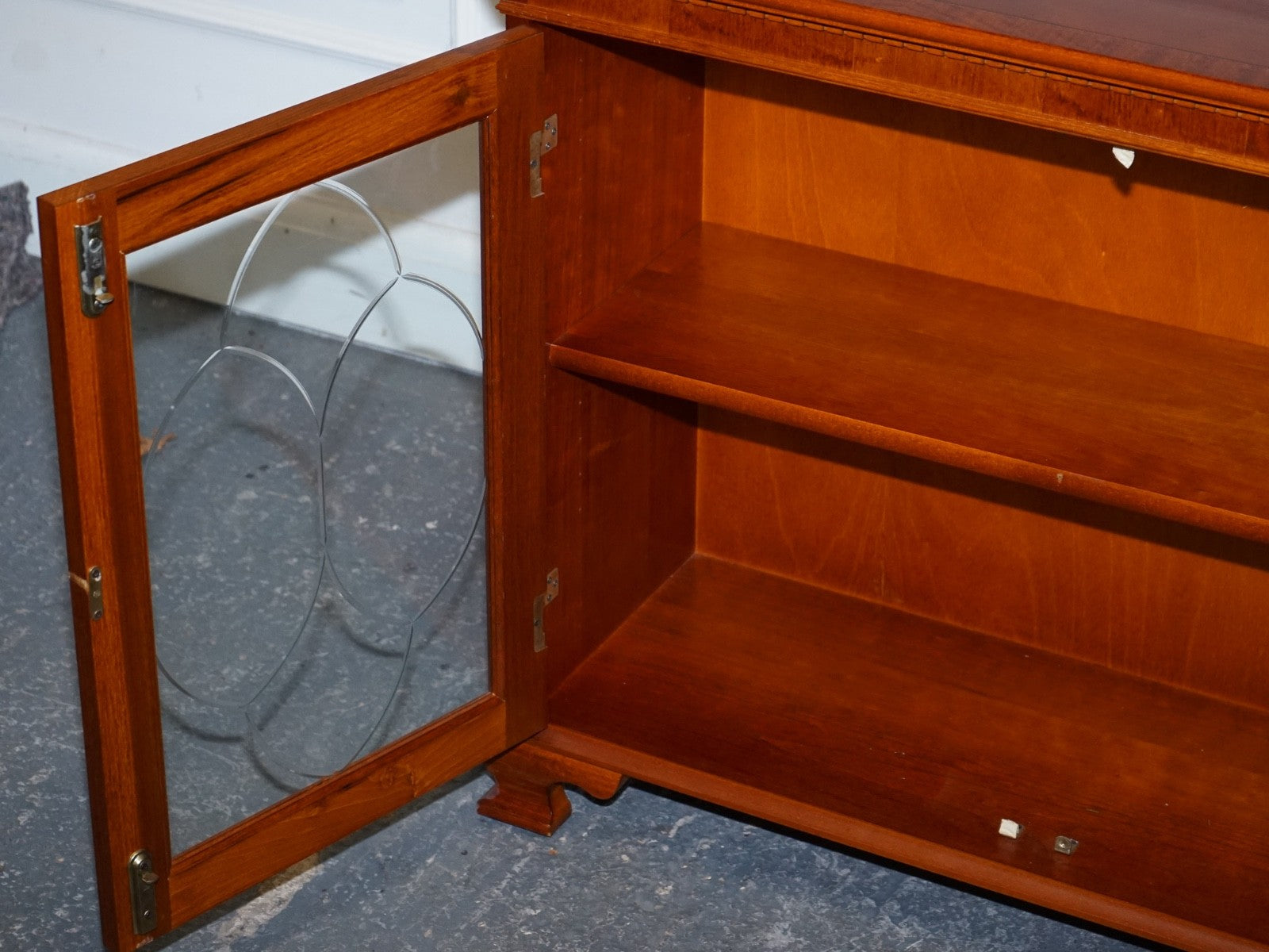VINTAGE YEW WOOD GLAZED BOOKCASE SIDEBOARD TRIPLE DOOR DISPLAY CABINET