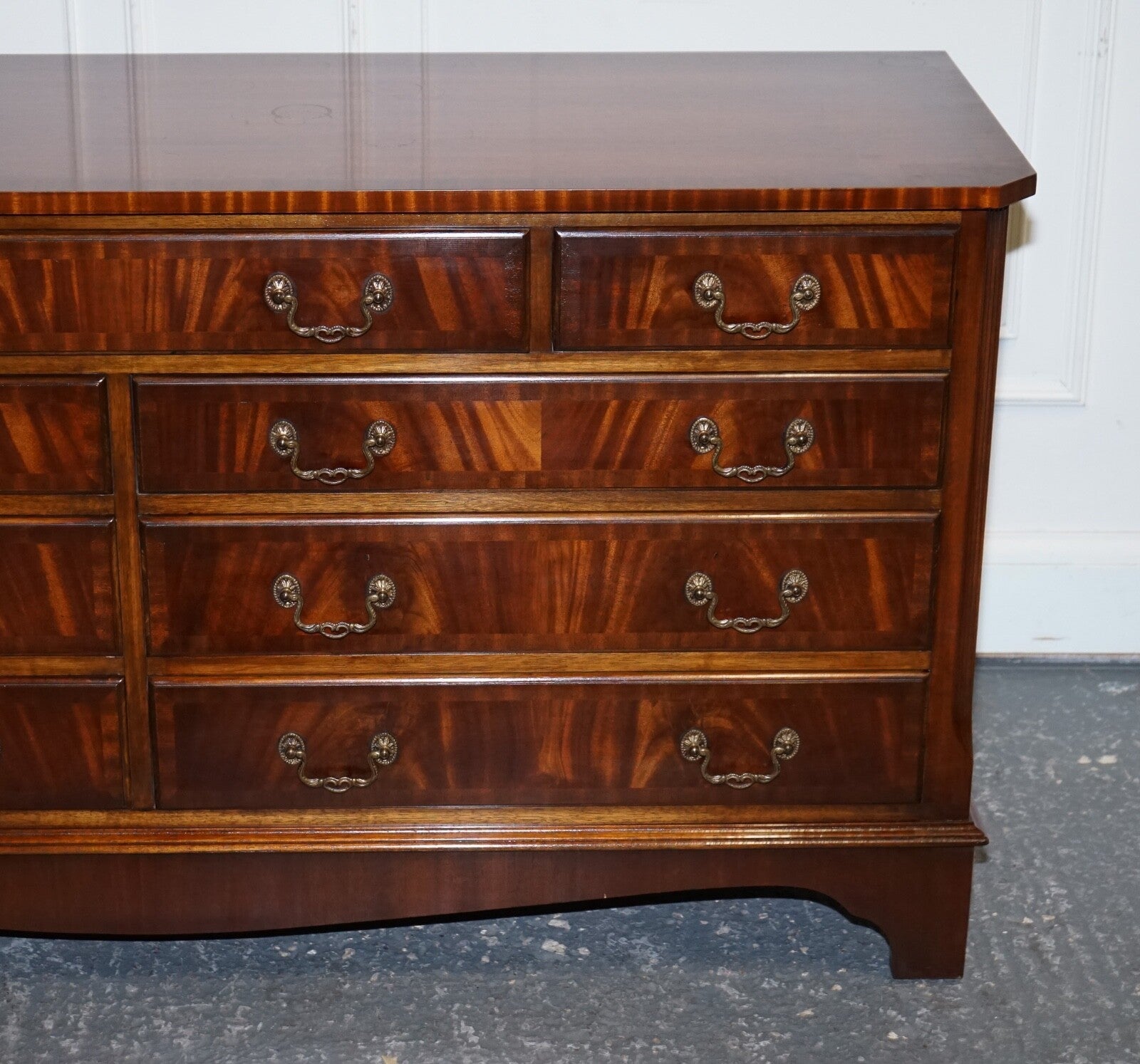 STUNNING VINTAGE BEVAN FUNNEL HARDWOOD SIDEBOARD BANK OF DRAWERS