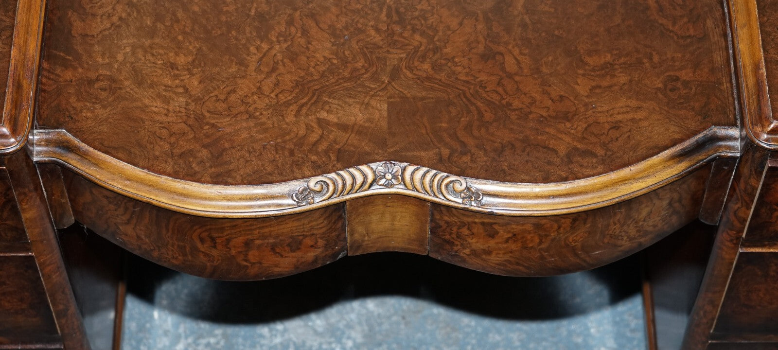 ANTIQUE 1920'S ART DECO BURR WALNUT DRESSING TABLE WITH LARGE MIRROR