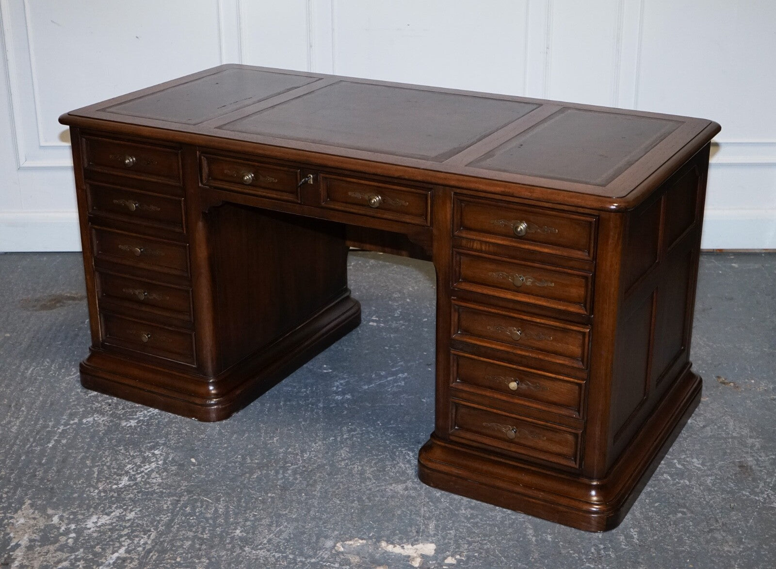 VINTAGE HEKMAN USA TWIN PEDESTAL DESK WITH BROWN LEATHER TOP BRASS HANDLES