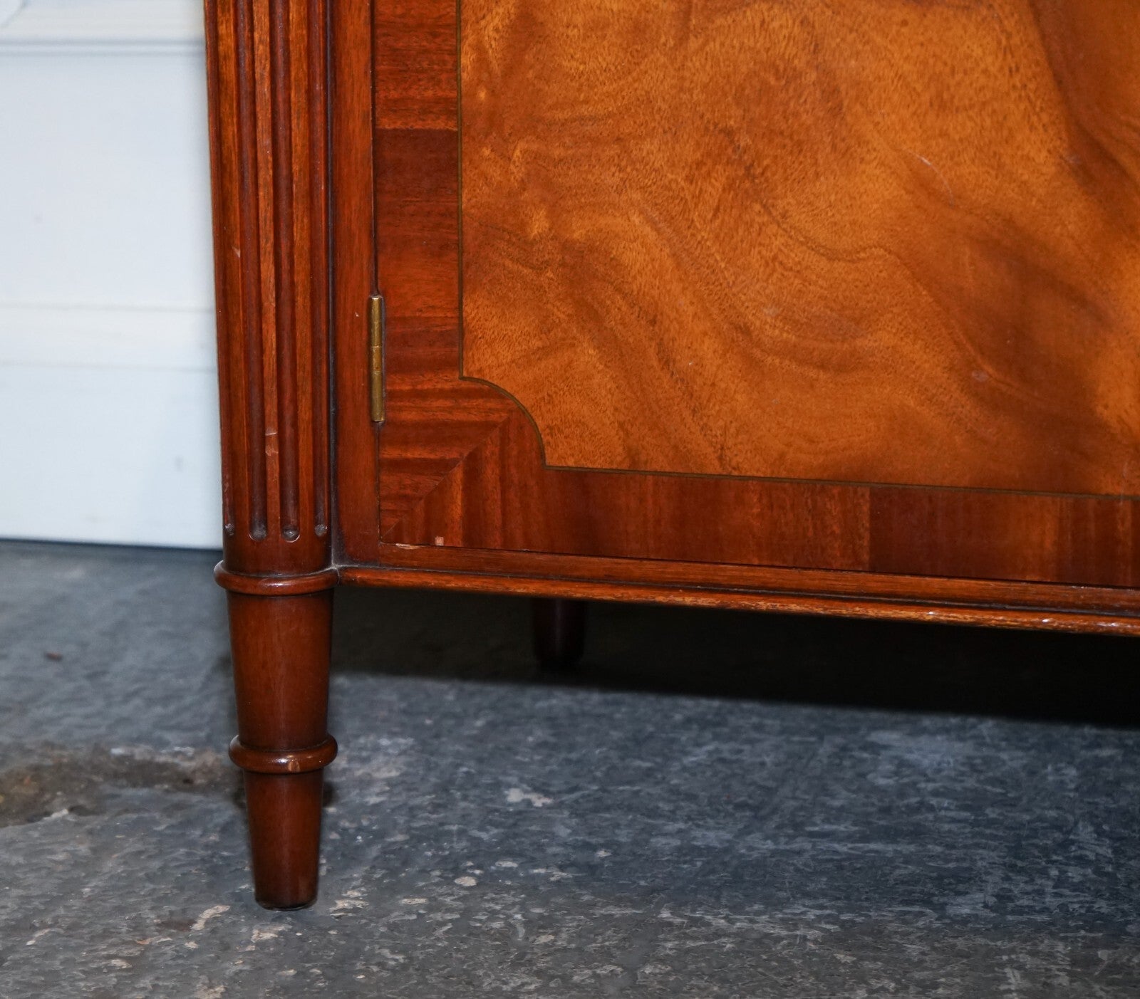 VINTAGE FINE FURNITURE BURR WALNUT SOLID SIDEBOARD MADE BY DAVID SALMON