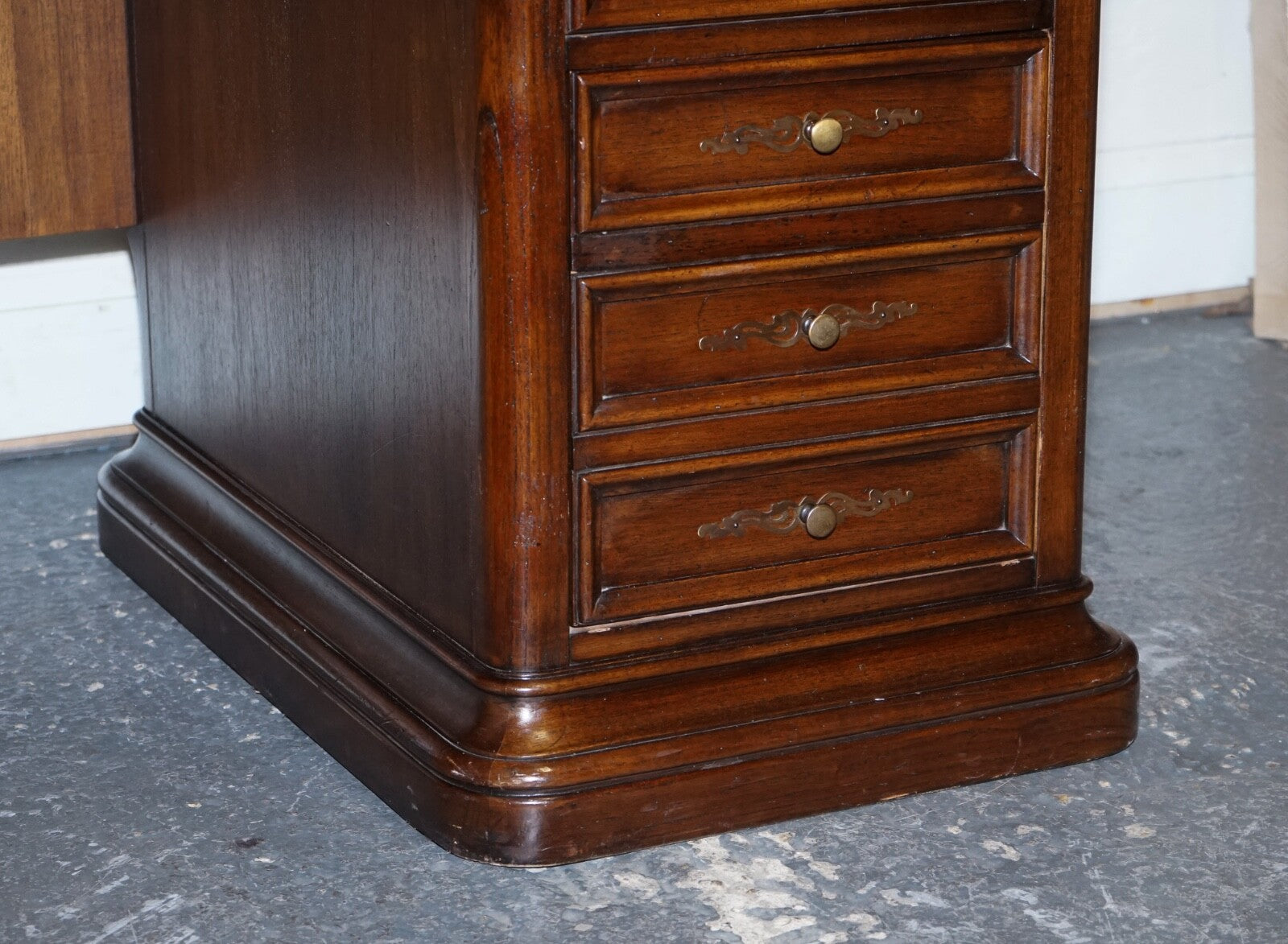 VINTAGE HEKMAN USA TWIN PEDESTAL DESK WITH BROWN LEATHER TOP BRASS HANDLES