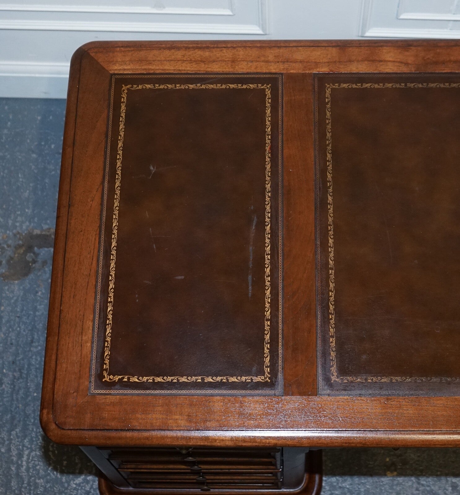VINTAGE HEKMAN USA TWIN PEDESTAL DESK WITH BROWN LEATHER TOP BRASS HANDLES