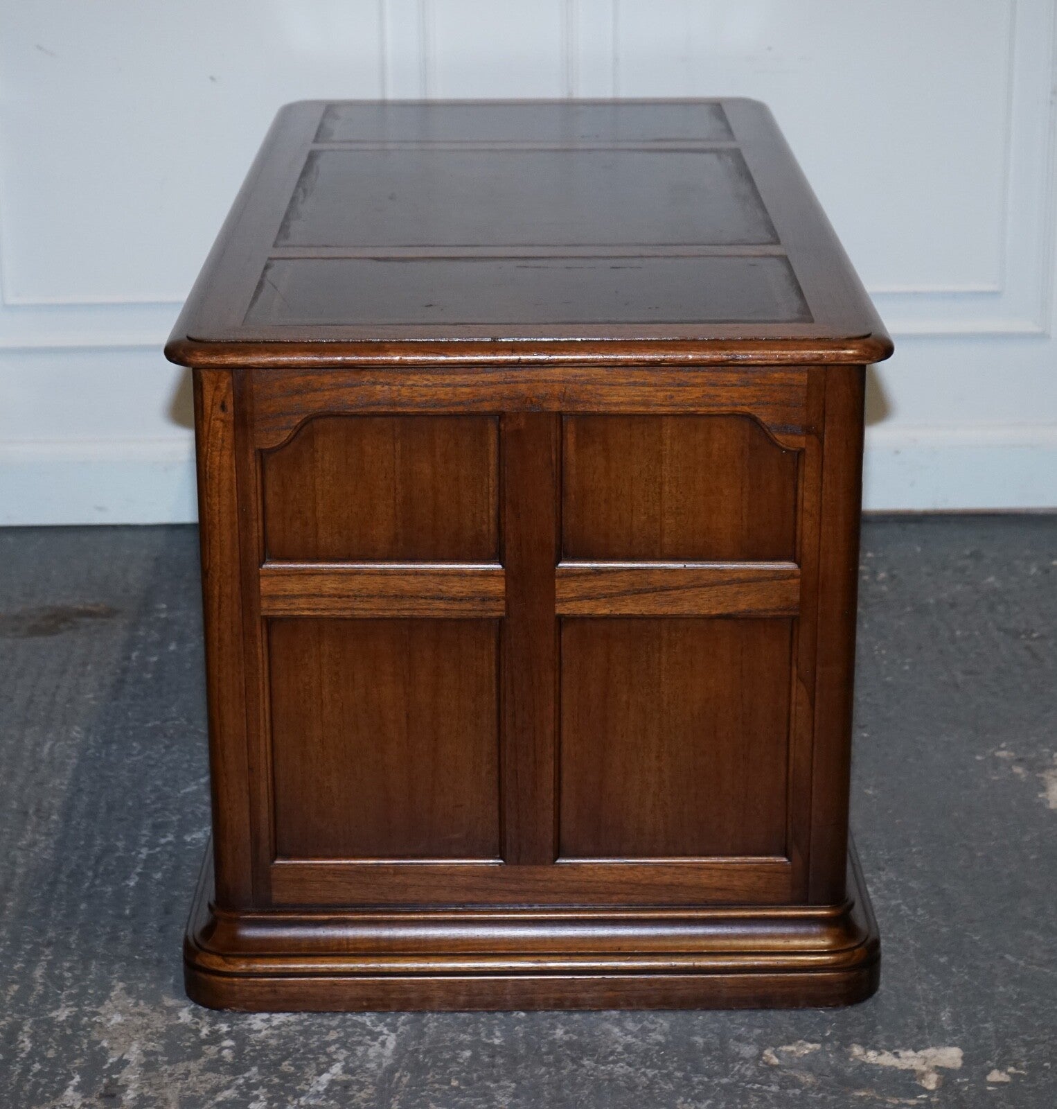 VINTAGE HEKMAN USA TWIN PEDESTAL DESK WITH BROWN LEATHER TOP BRASS HANDLES