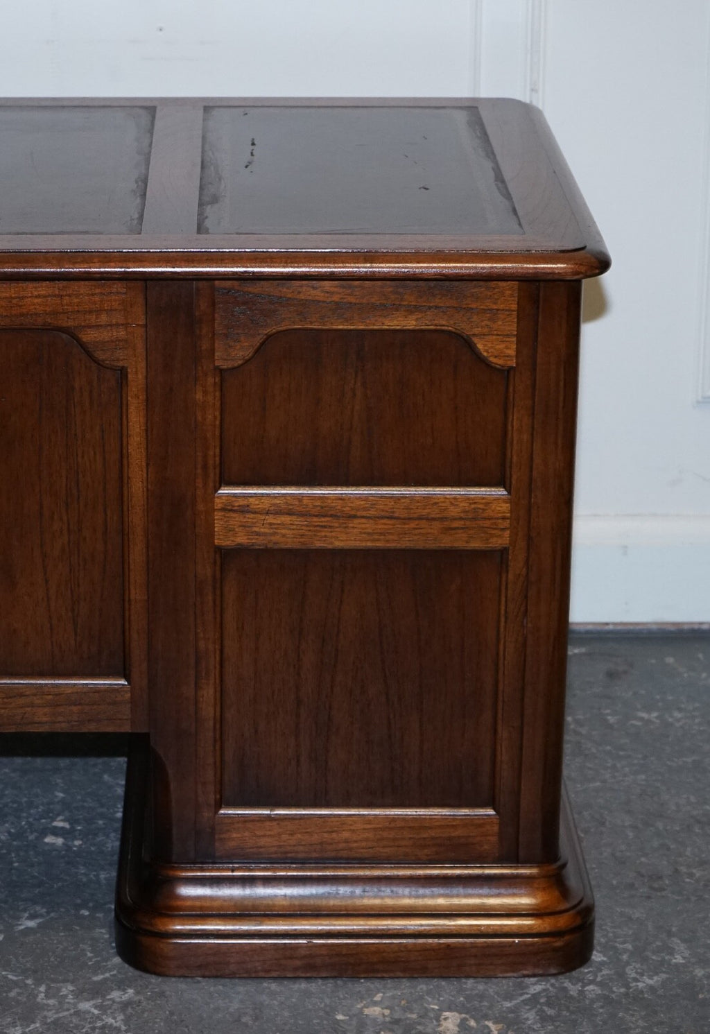 VINTAGE HEKMAN USA TWIN PEDESTAL DESK WITH BROWN LEATHER TOP BRASS HANDLES