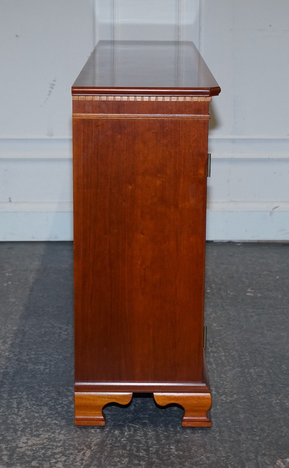 VINTAGE YEW WOOD GLAZED BOOKCASE SIDEBOARD TRIPLE DOOR DISPLAY CABINET