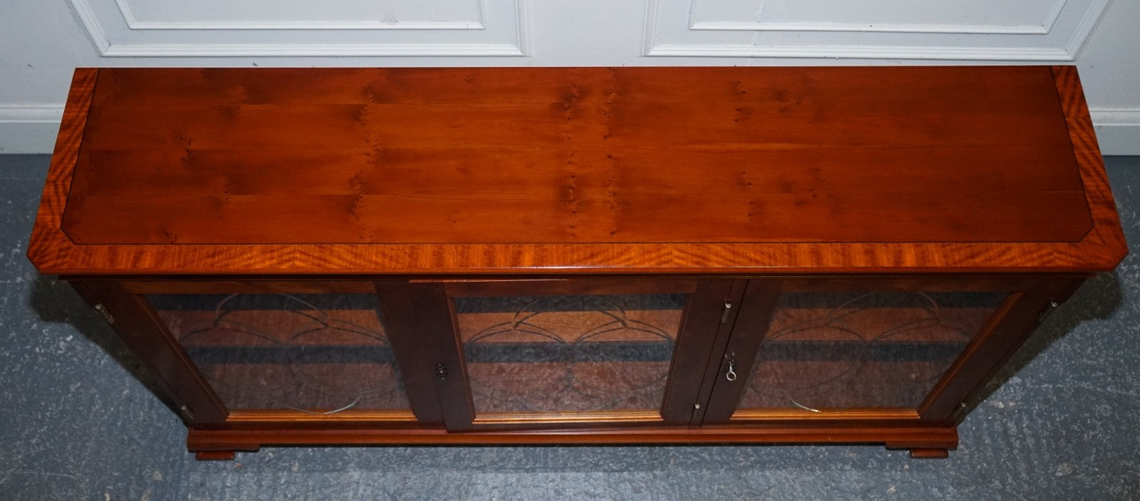 VINTAGE YEW WOOD GLAZED BOOKCASE SIDEBOARD TRIPLE DOOR DISPLAY CABINET