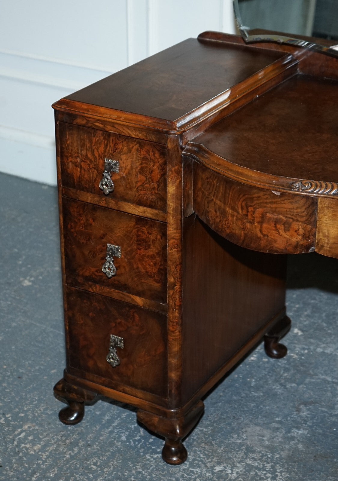ANTIQUE 1920'S ART DECO BURR WALNUT DRESSING TABLE WITH LARGE MIRROR