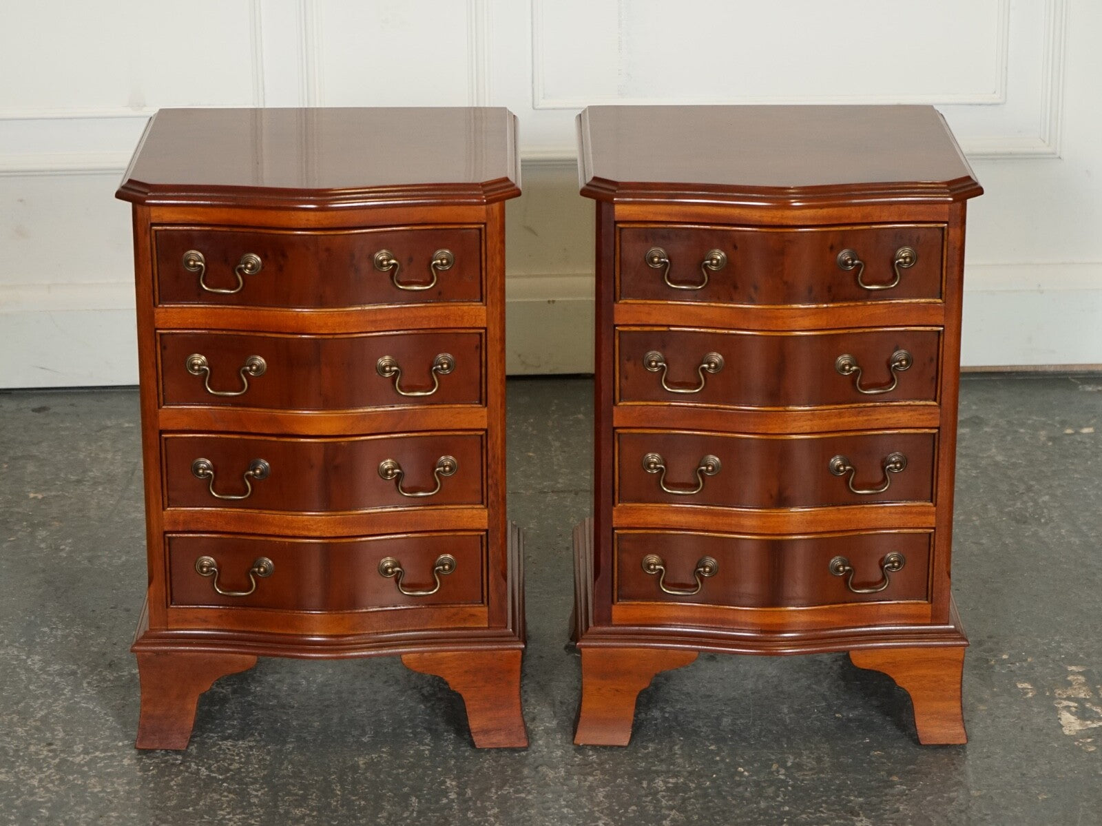 PAIR OF SMALL GEORGIAN STYLE BED SIDE NIGHTSTANDS CHEST OF DRAWERS
