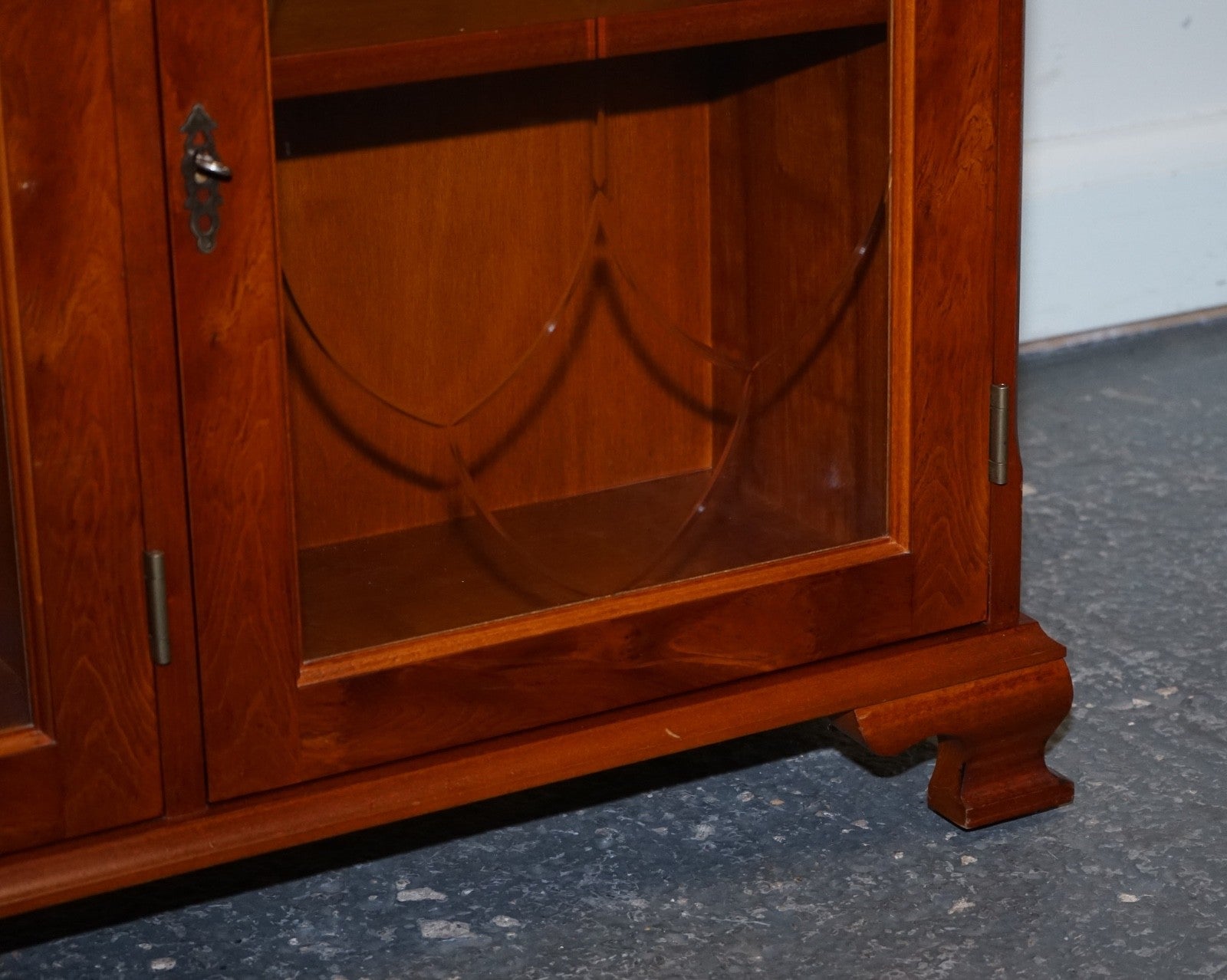 VINTAGE YEW WOOD GLAZED BOOKCASE SIDEBOARD TRIPLE DOOR DISPLAY CABINET
