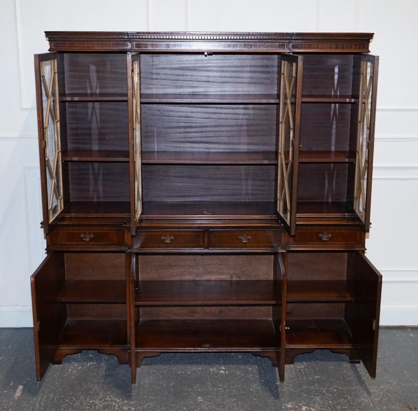 STUNNING GEORGIAN STYLE BREAKFRONT FOUR DOOR DISPLAY CABiNET BOOKCASE