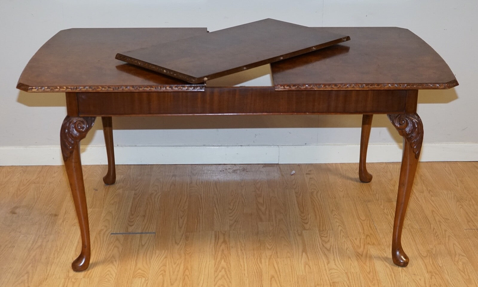 A VERY BEAUTIFUL CIRCA 1930's BURR WALNUT QUEEN ANNE CARVED LEGS DINING TABLE