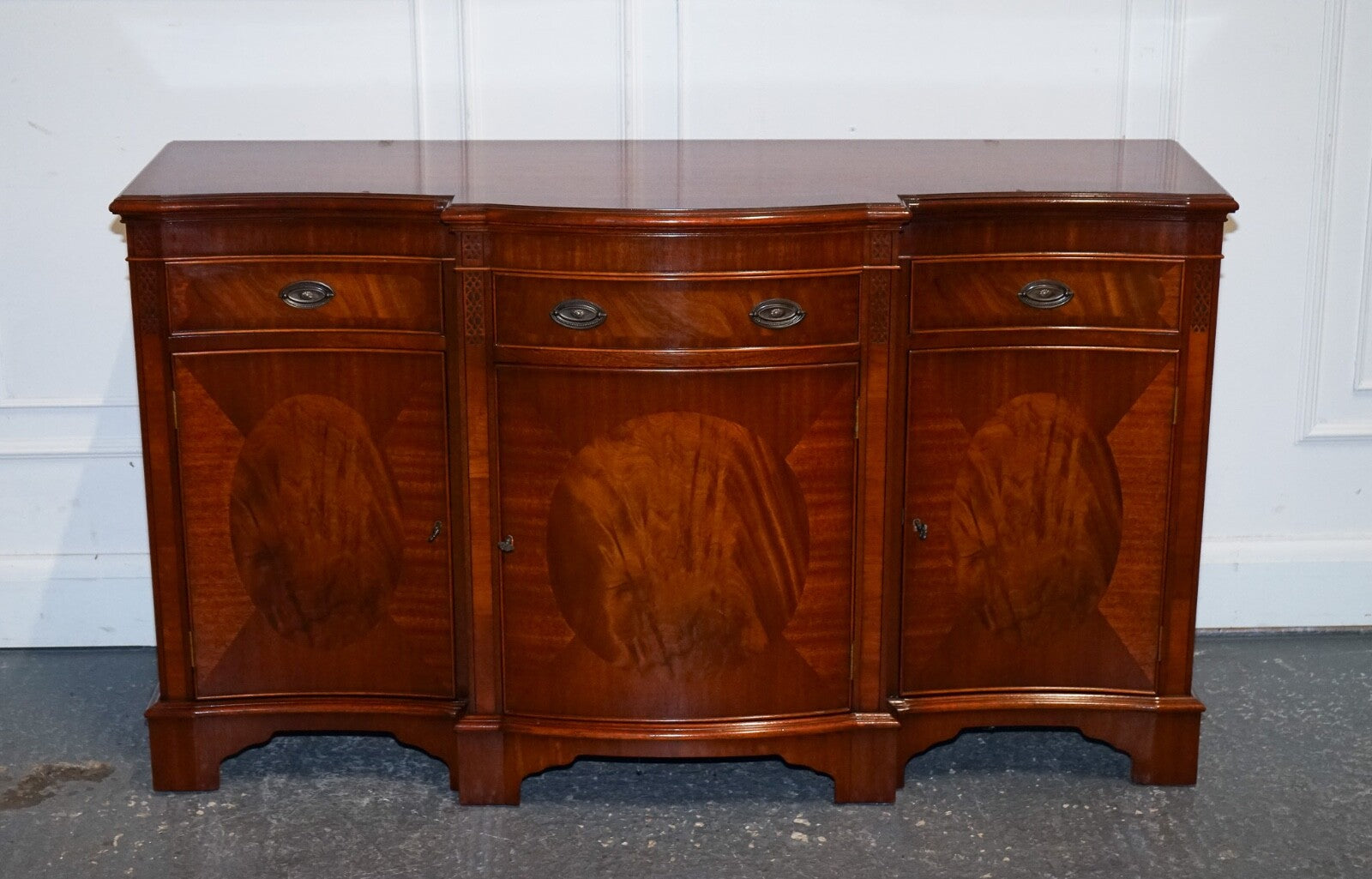 VINTAGE SERPENTINE BOW FRONT SIDEBOARD WITH DRAWERS & CUPBOARD BY WADE FURNITURE