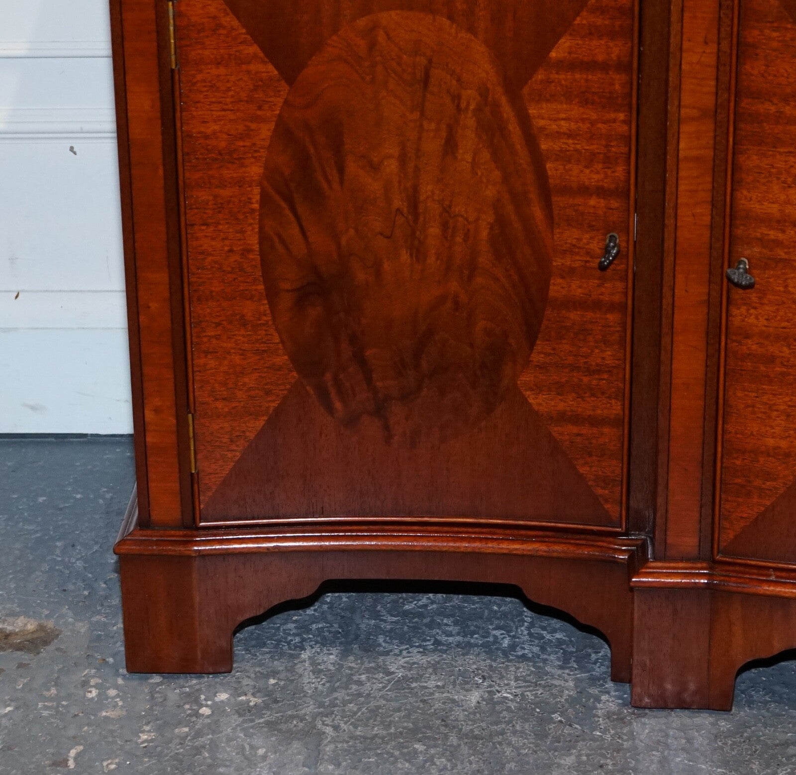 VINTAGE SERPENTINE BOW FRONT SIDEBOARD WITH DRAWERS & CUPBOARD BY WADE FURNITURE