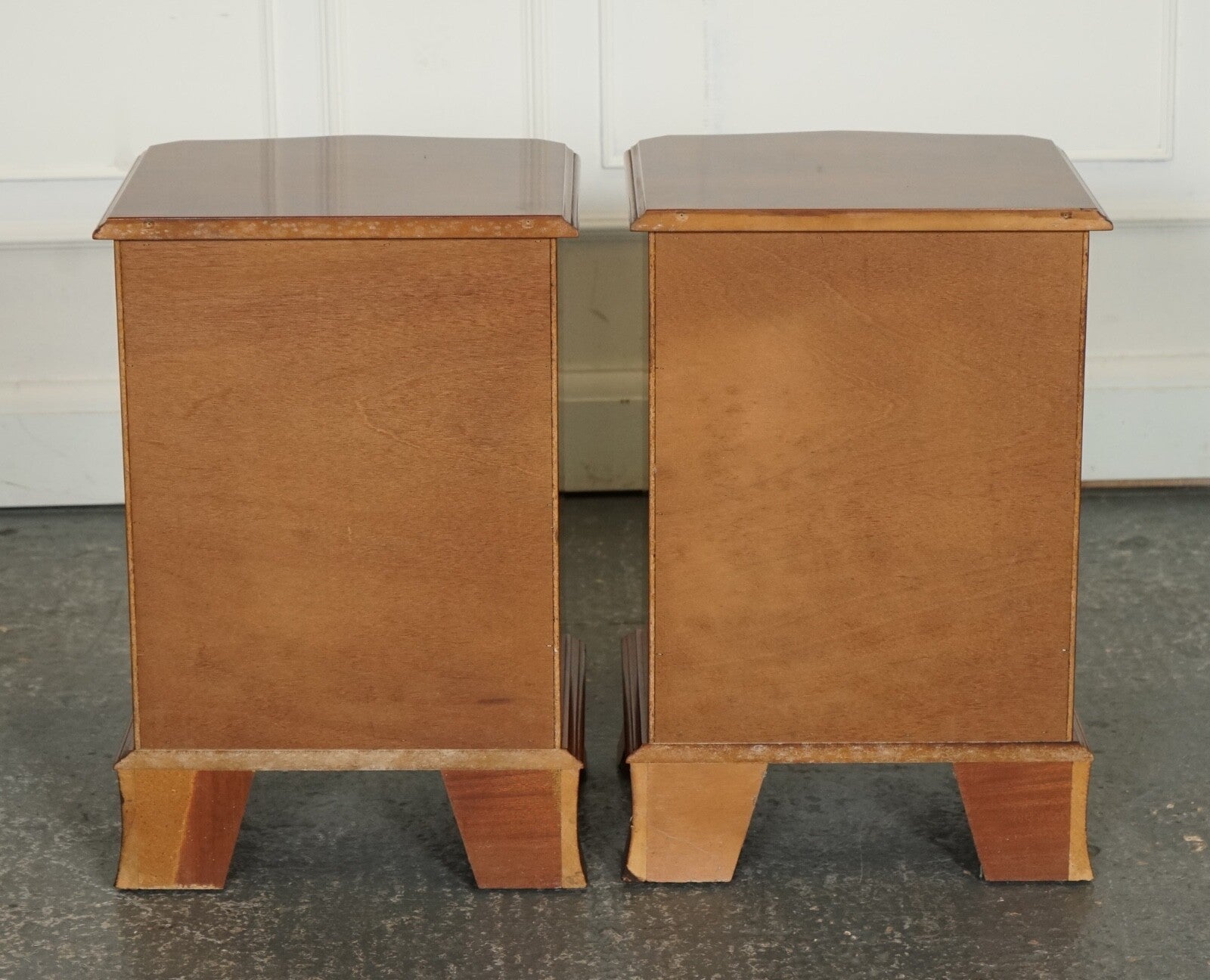 PAIR OF SMALL GEORGIAN STYLE BED SIDE NIGHTSTANDS CHEST OF DRAWERS