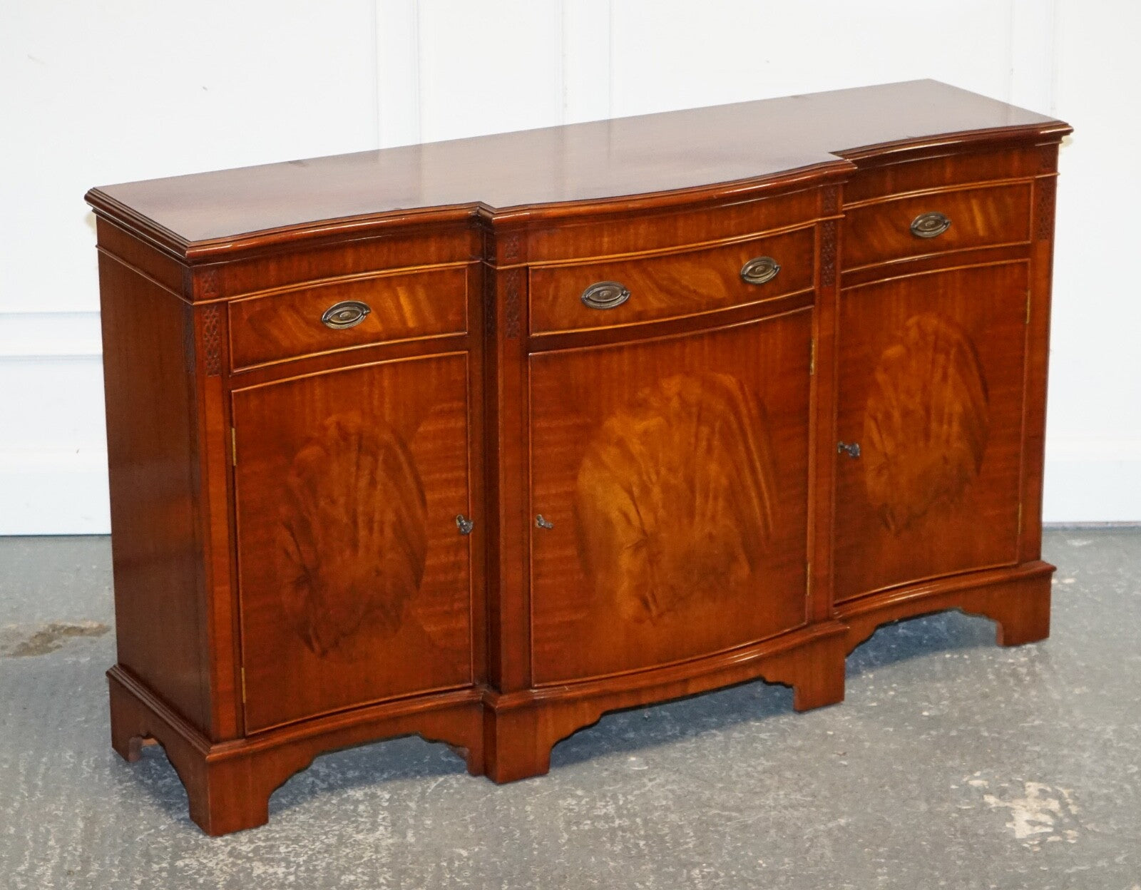 VINTAGE SERPENTINE BOW FRONT SIDEBOARD WITH DRAWERS & CUPBOARD BY WADE FURNITURE