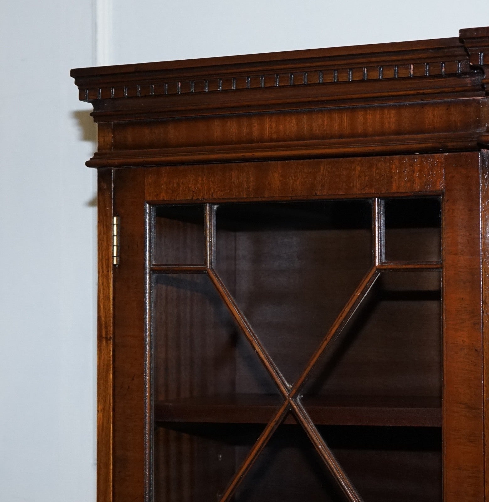 STUNNING GEORGIAN STYLE BREAKFRONT FOUR DOOR DISPLAY CABiNET BOOKCASE