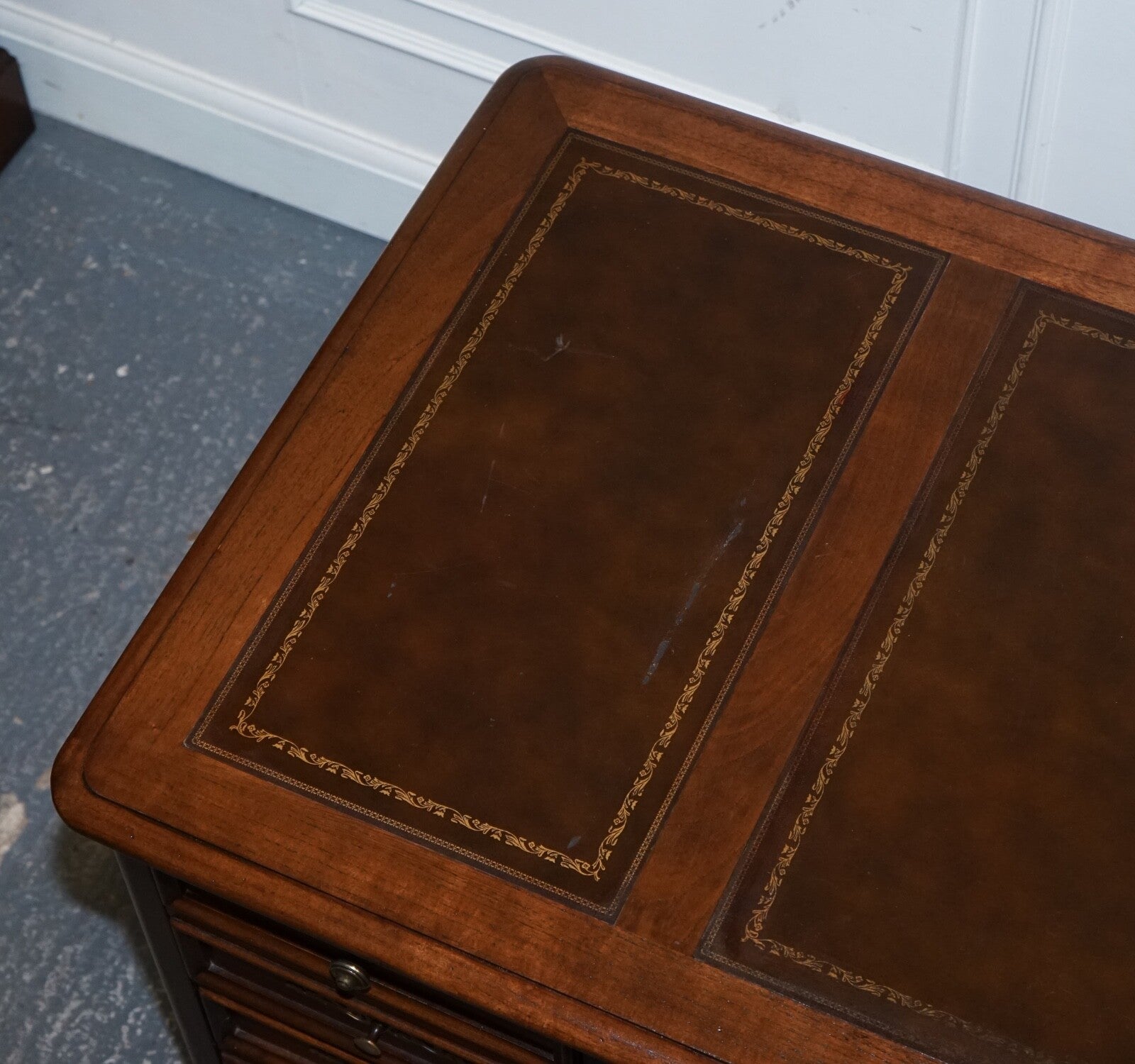 VINTAGE HEKMAN USA TWIN PEDESTAL DESK WITH BROWN LEATHER TOP BRASS HANDLES