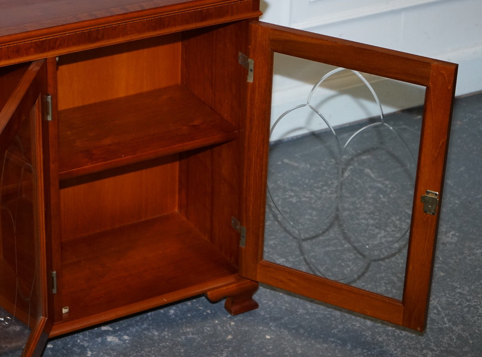VINTAGE YEW WOOD GLAZED BOOKCASE SIDEBOARD TRIPLE DOOR DISPLAY CABINET