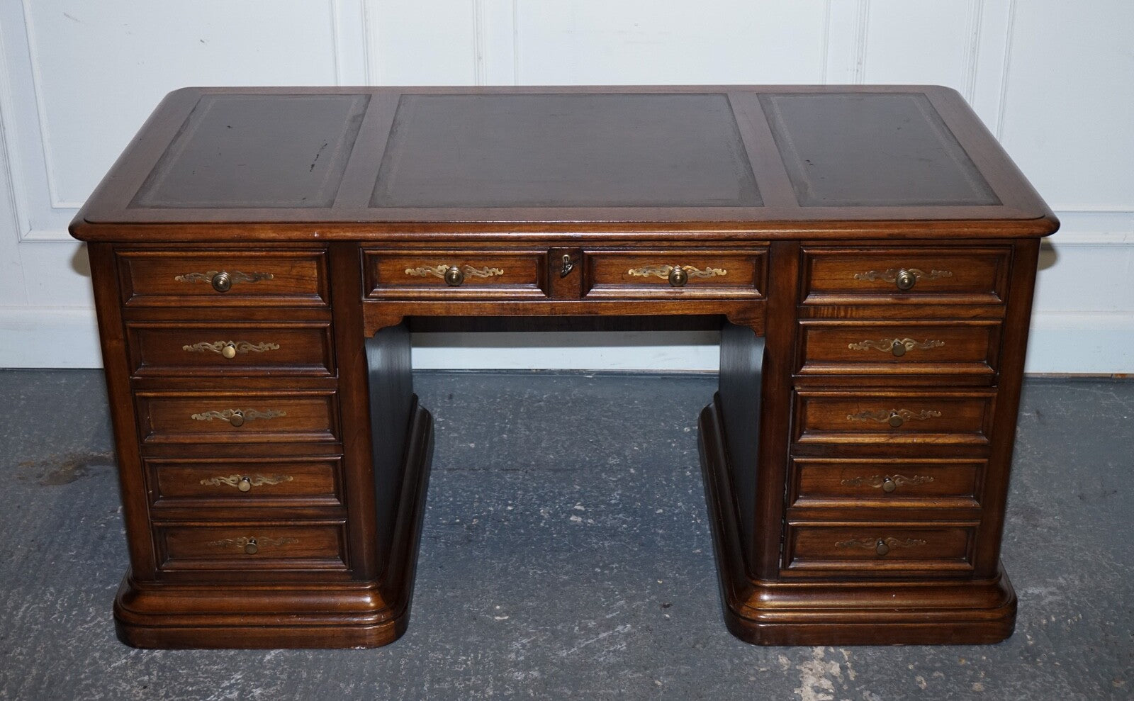 VINTAGE HEKMAN USA TWIN PEDESTAL DESK WITH BROWN LEATHER TOP BRASS HANDLES