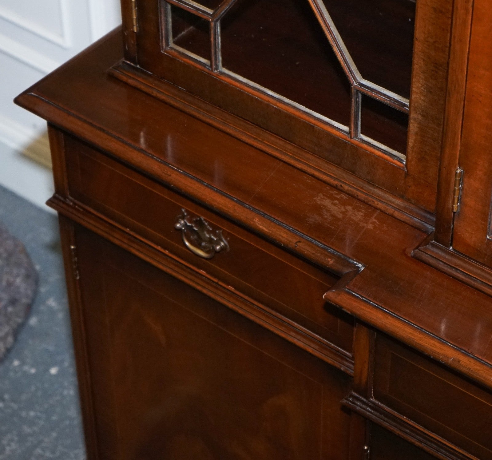 STUNNING GEORGIAN STYLE BREAKFRONT FOUR DOOR DISPLAY CABiNET BOOKCASE