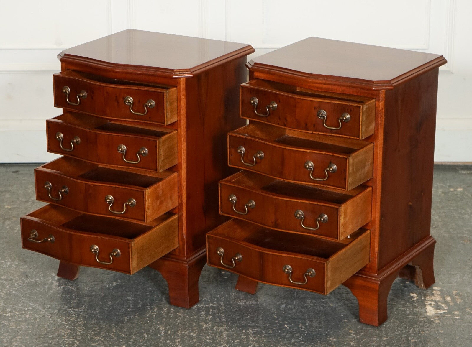 PAIR OF SMALL GEORGIAN STYLE BED SIDE NIGHTSTANDS CHEST OF DRAWERS