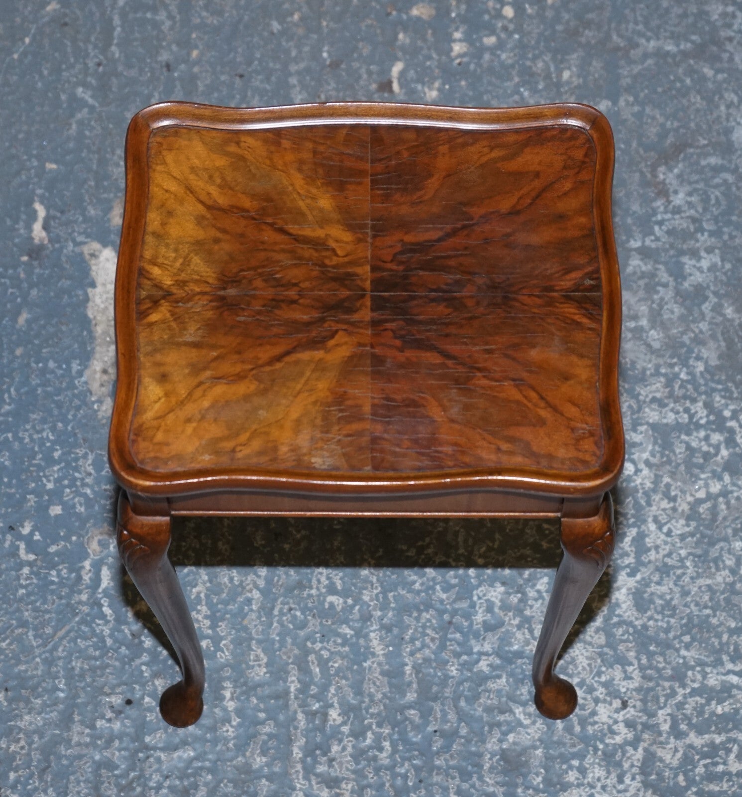 1920'S ART DECO BURR WALNUT NEST OF THREE TABLE QUEEN ANNE LEGS