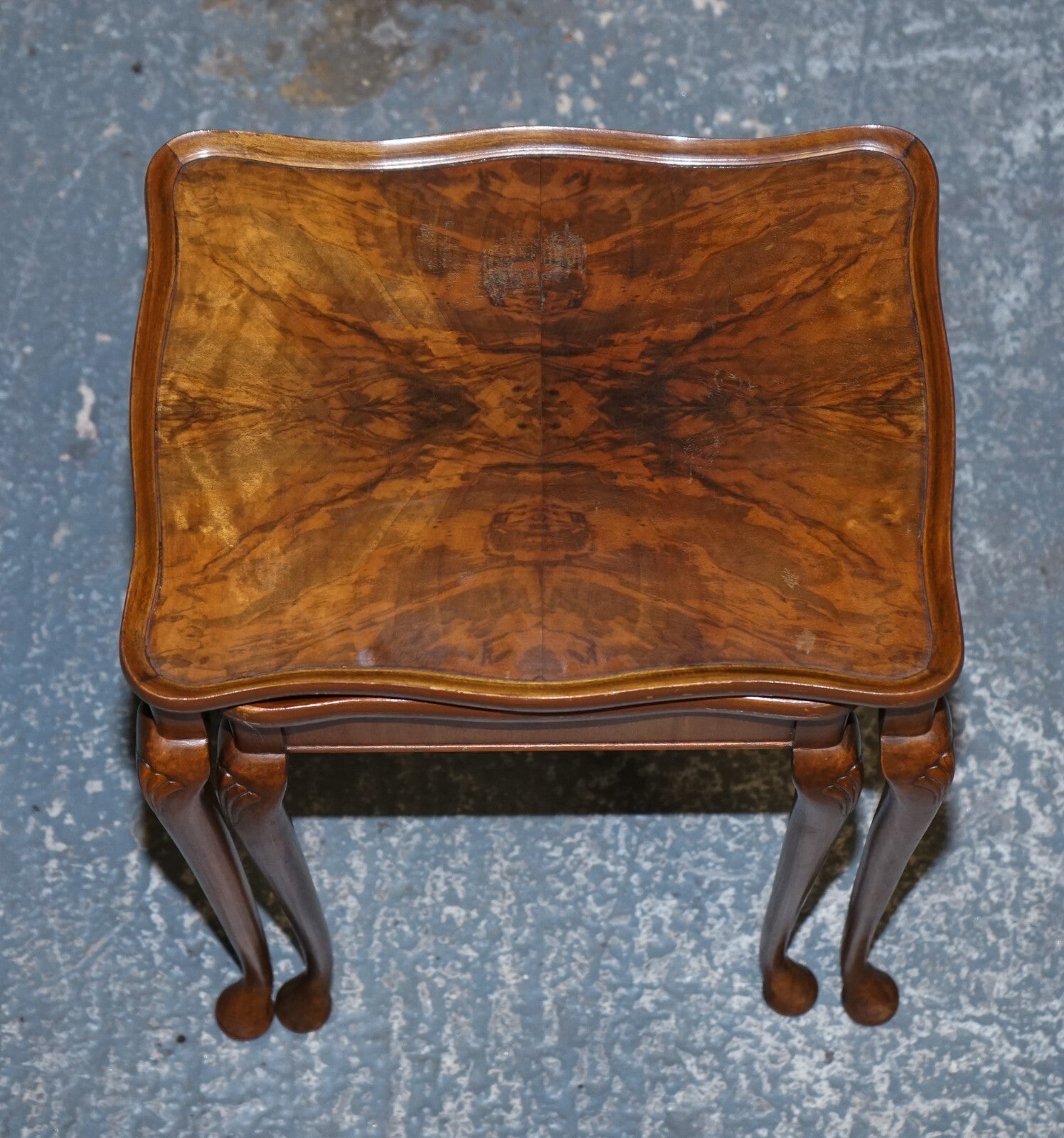 1920'S ART DECO BURR WALNUT NEST OF THREE TABLE QUEEN ANNE LEGS