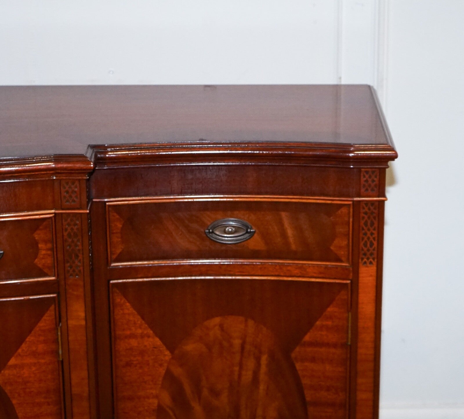 VINTAGE SERPENTINE BOW FRONT SIDEBOARD WITH DRAWERS & CUPBOARD BY WADE FURNITURE
