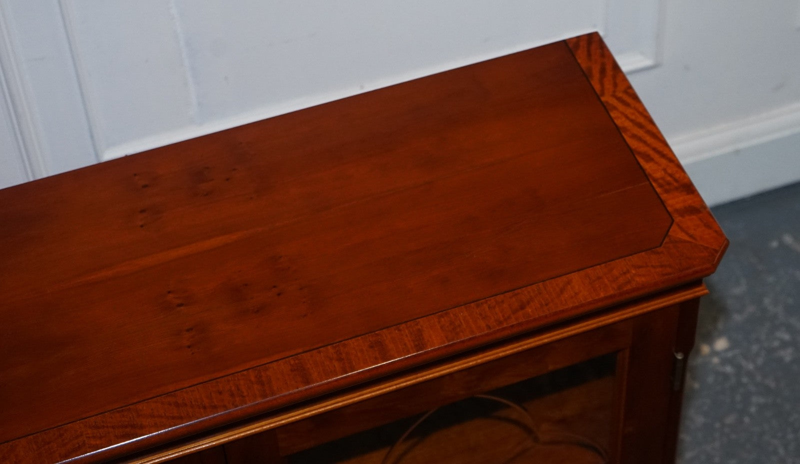 VINTAGE YEW WOOD GLAZED BOOKCASE SIDEBOARD TRIPLE DOOR DISPLAY CABINET