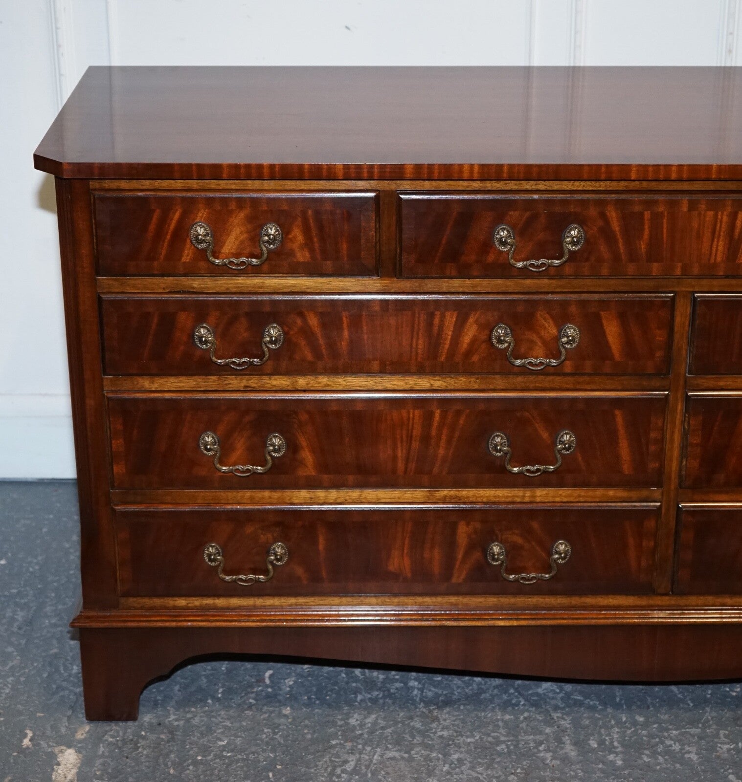 STUNNING VINTAGE BEVAN FUNNEL HARDWOOD SIDEBOARD BANK OF DRAWERS
