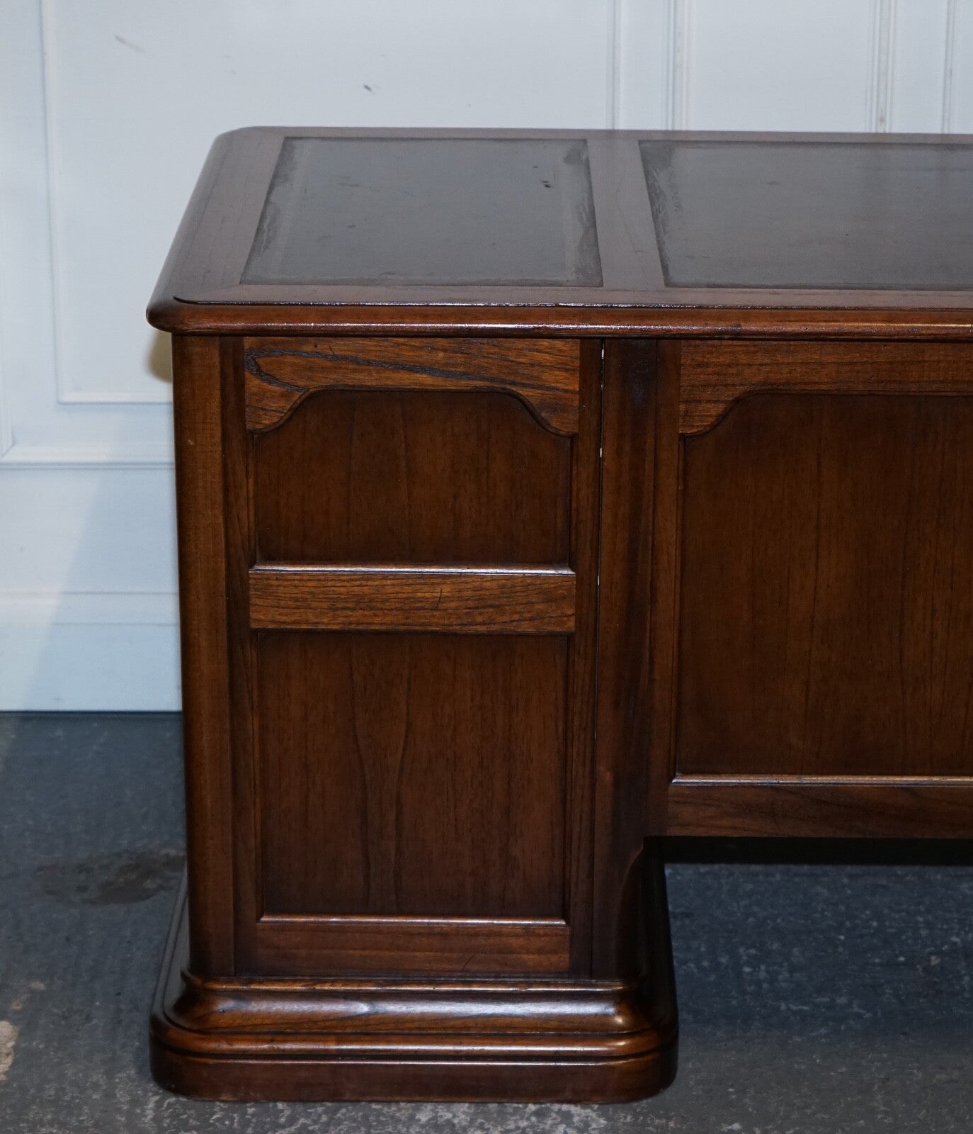 VINTAGE HEKMAN USA TWIN PEDESTAL DESK WITH BROWN LEATHER TOP BRASS HANDLES