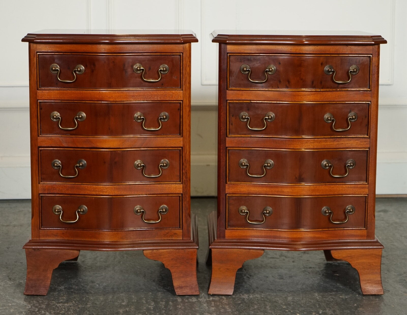 PAIR OF SMALL GEORGIAN STYLE BED SIDE NIGHTSTANDS CHEST OF DRAWERS