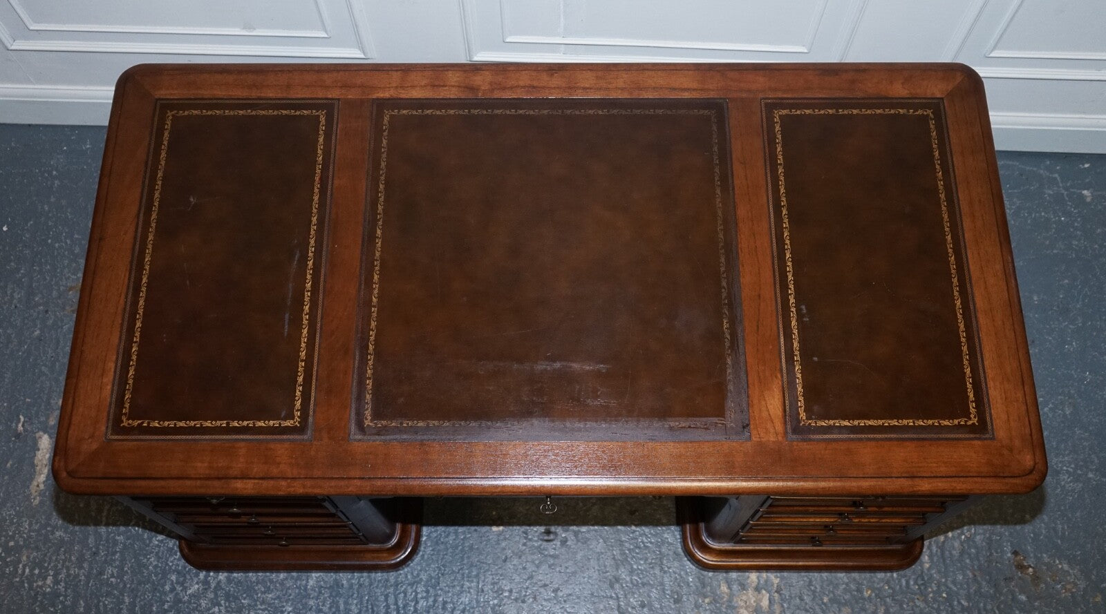 VINTAGE HEKMAN USA TWIN PEDESTAL DESK WITH BROWN LEATHER TOP BRASS HANDLES