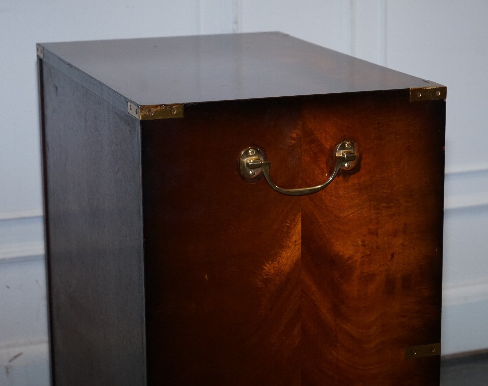 RESTORED STUNNING REH KENNEDY VINTAGE MILITARY CAMPAiGN CHEST OF DRAWERS