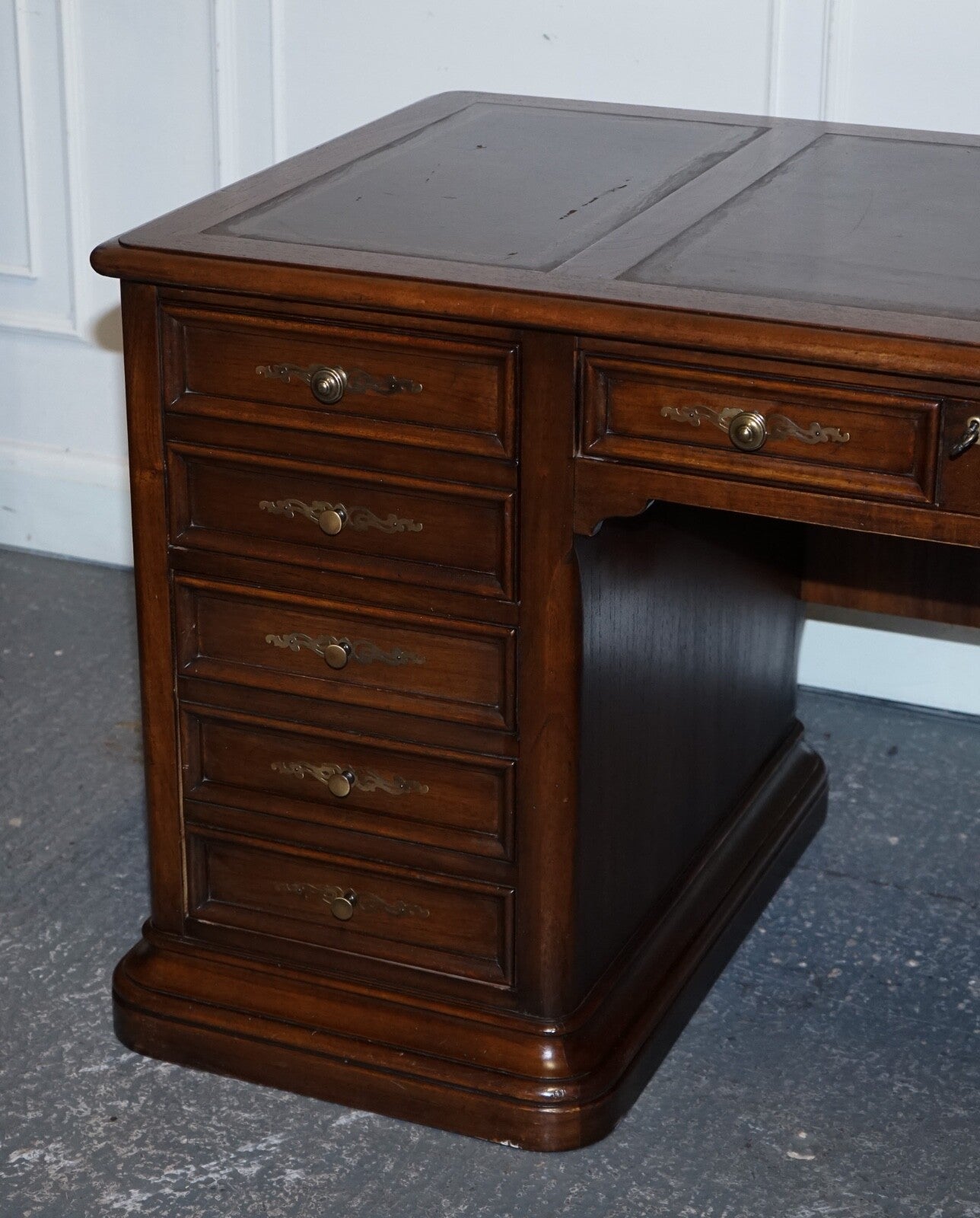 VINTAGE HEKMAN USA TWIN PEDESTAL DESK WITH BROWN LEATHER TOP BRASS HANDLES