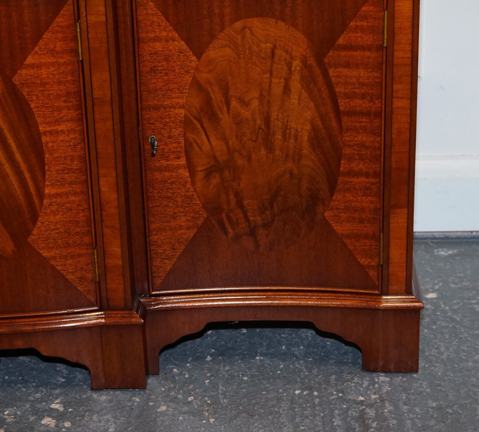 VINTAGE SERPENTINE BOW FRONT SIDEBOARD WITH DRAWERS & CUPBOARD BY WADE FURNITURE