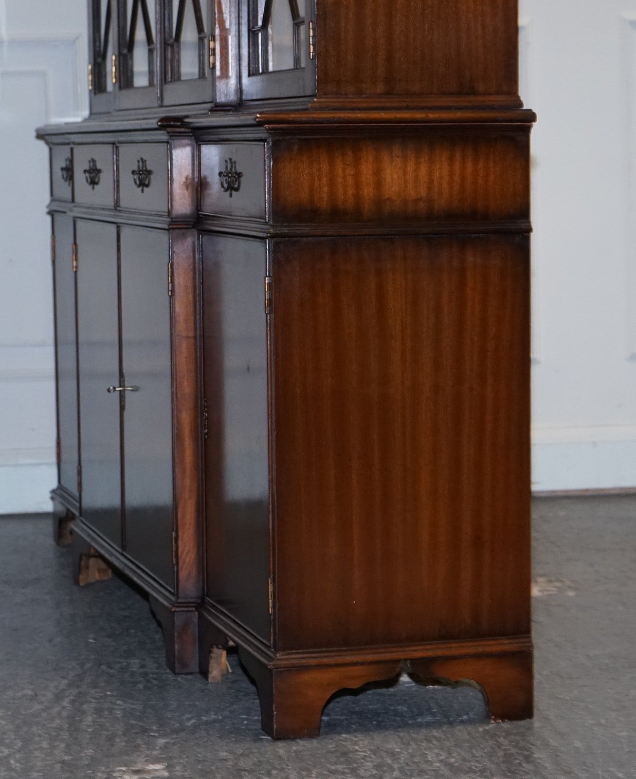 STUNNING GEORGIAN STYLE BREAKFRONT FOUR DOOR DISPLAY CABiNET BOOKCASE