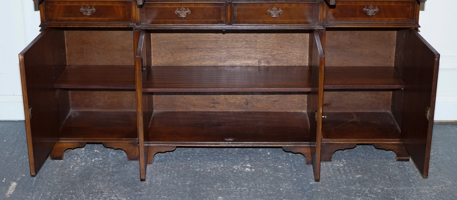 STUNNING GEORGIAN STYLE BREAKFRONT FOUR DOOR DISPLAY CABiNET BOOKCASE
